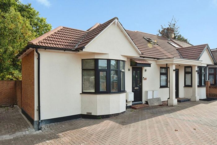 2 Bedroom Bungalow For Sale In Eastern Avenue, Ilford, Essex, IG2