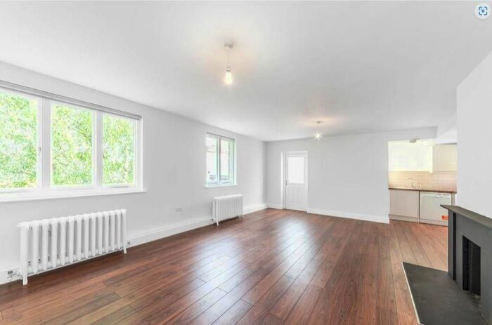 2 Bedroom Flat To Rent In St. Annes Close, Highgate, London, N6