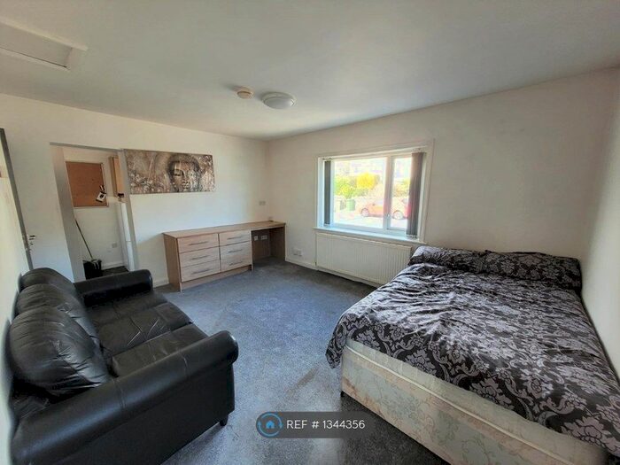 Studio To Rent In Ashbrow Road, Huddersfield, HD2