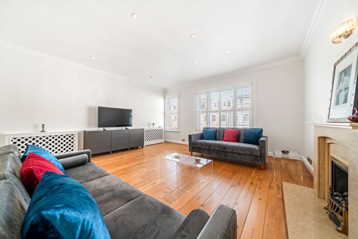 3 Bedroom Flat To Rent In Beaufort Street, Chelsea, SW3