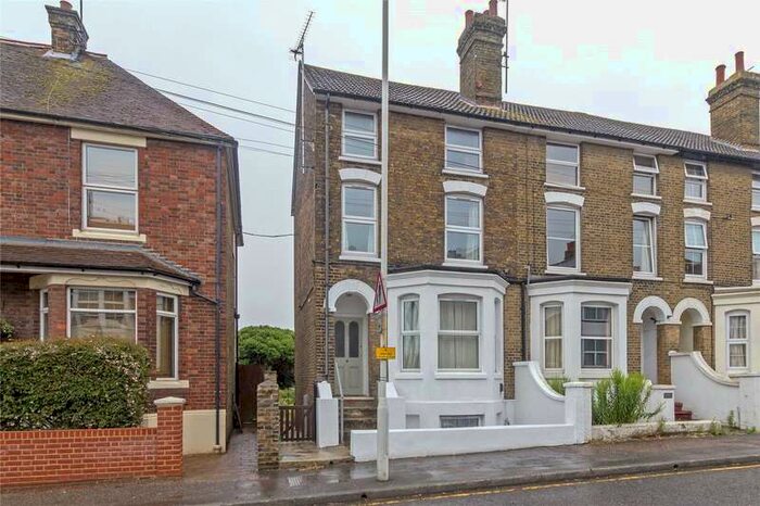 1 Bedroom Penthouse Flat To Rent In Park Road, Sittingbourne, Kent, ME10