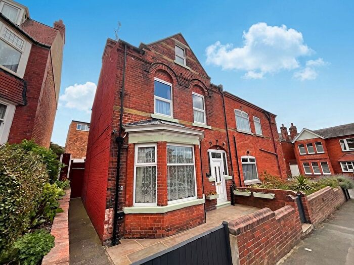 5 Bedroom Semi-detached House For Sale In Woodall Avenue, Scarborough, YO12