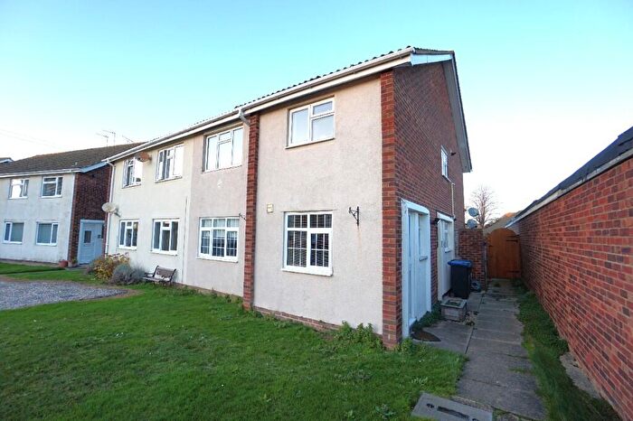 2 Bedroom Flat For Sale In Woodford Court, Birchington, Kent, CT7