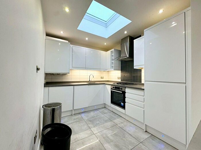 3 Bedroom Flat To Rent In Shakespeare Road, London, SE24