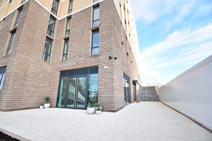 2 Bedroom Flat For Sale In Chevette Court, Kimpton Road, Luton, Bedfordshire, LU2