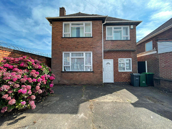 4 Bedroom Detached House To Rent In Birchfield Lane, Oldbury, B69