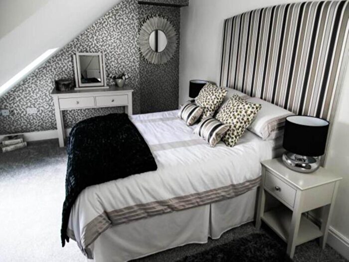 3 Bedroom Flat To Rent In Ninian Road, Roath, Cardiff, CF23