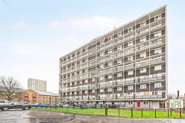 2 Bedroom Flat For Sale In Yates House, Roberta Street, London, E2