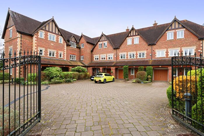 2 Bedroom Apartment To Rent In Chaucer Avenue, Weybridge, Surrey, KT13
