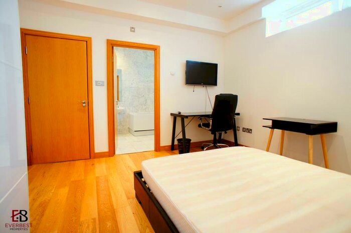 2 Bedroom Apartment To Rent In Gb Murton House, Grainger Street, Newcastle Upon Tyne, NE1