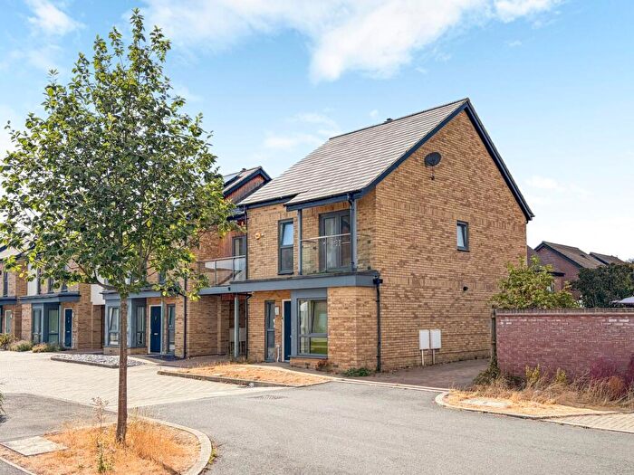 3 Bedroom Link Detached House For Sale In Pascal Mews, Oakgrove, Milton Keynes, MK10