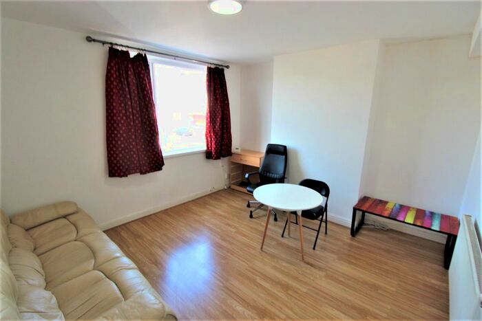 4 Bedroom Flat To Rent In Quinton Parade, Cheylesmore, Coventry, CV3