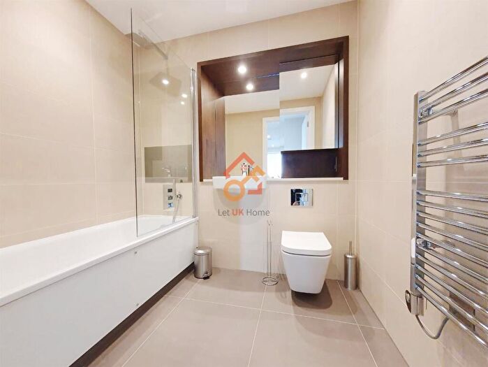 3 Bedroom Flat To Rent In Maine Tower, Harbour Way, London, E14