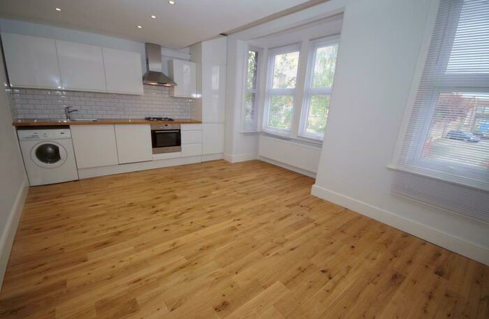 3 Bedroom Flat To Rent In Squires Lane, Finchley, N3