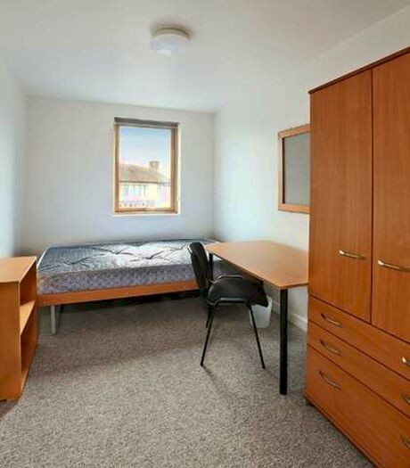 5 Bedroom Flat To Rent In Vermont Close - Bassett - Southampton, SO16