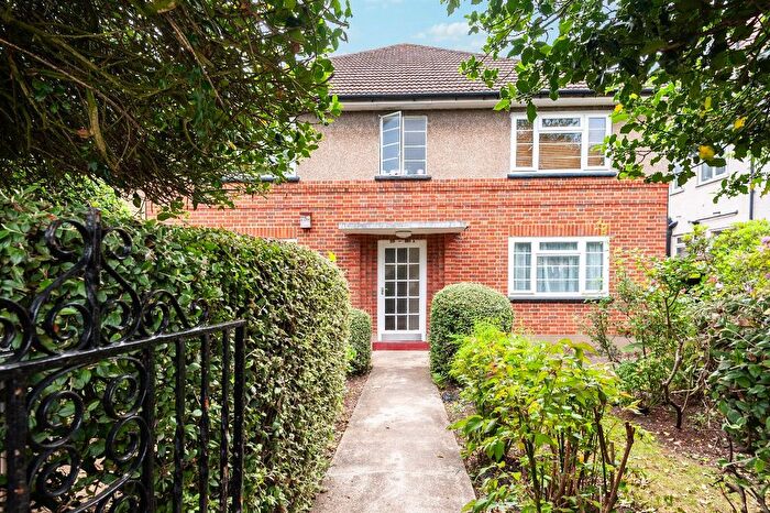 2 Bedroom Flat For Sale In Park Road, Kingston Upon Thames, KT2