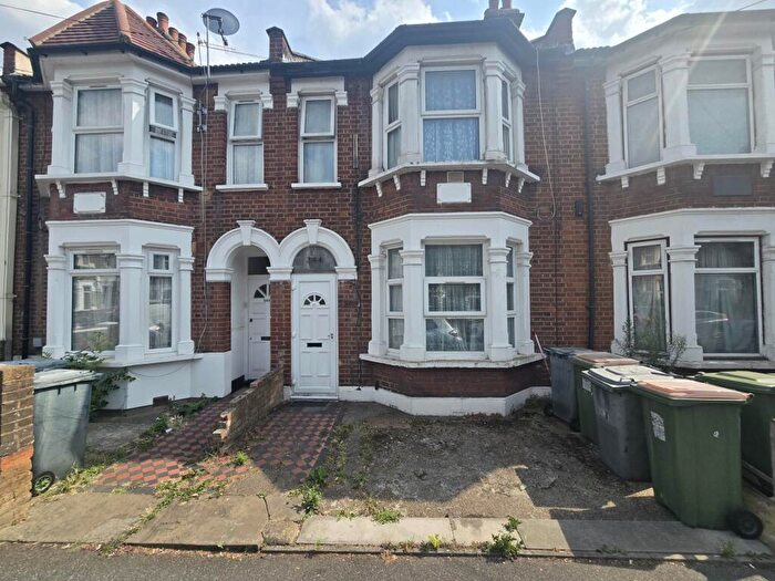 2 Bedroom Apartment To Rent In Strone Road, Manor Park, E12