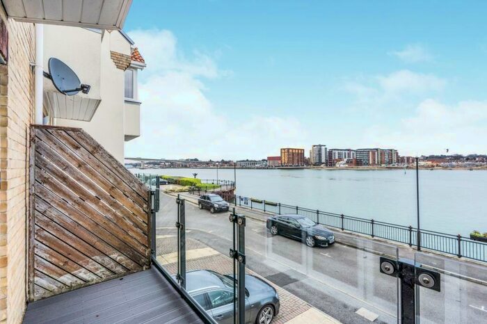 3 Bedroom Town House To Rent In Pacific Close, Ocean Village, SO14