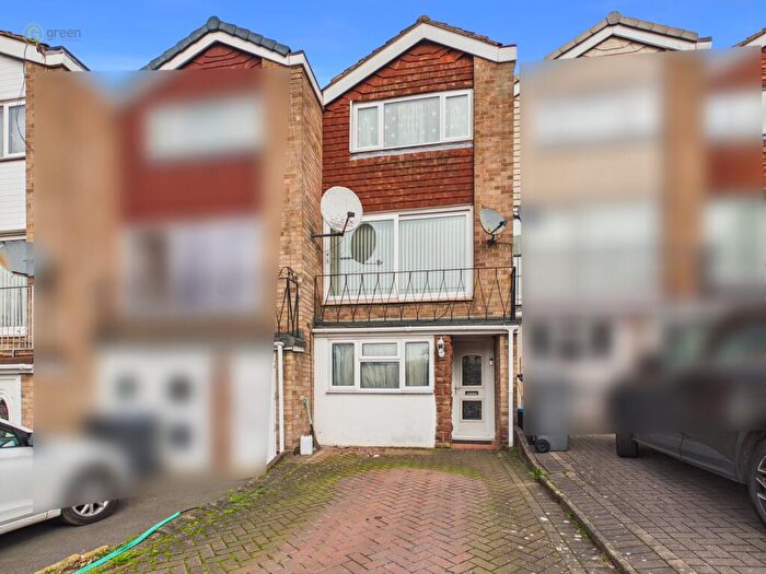 3 Bedroom Terraced House For Sale In Nash Square, Birmingham, B42