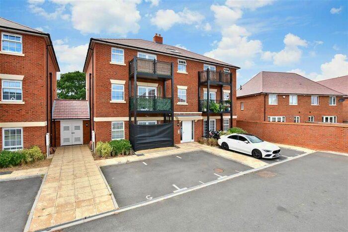 2 Bedroom Flat For Sale In Farmstead Road, High Halstow, Rochester, Kent, ME3