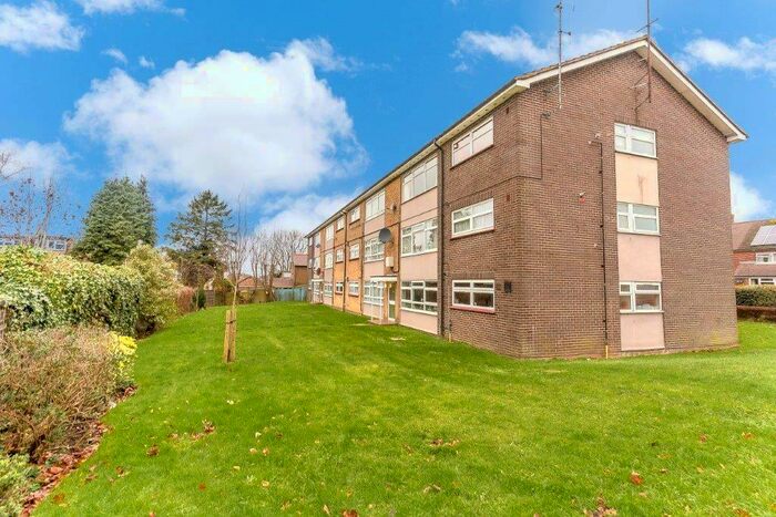 2 Bedroom Flat To Rent In Bedroom Purpose Built Flat In Caterham On The Hill, CR3
