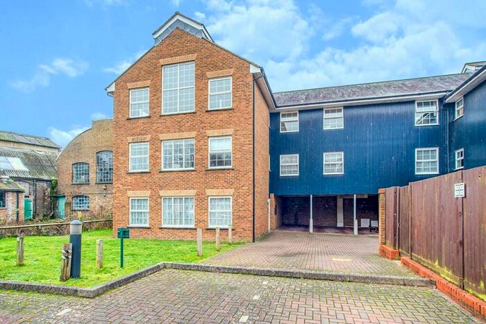 2 Bedroom Flat To Rent In Fourdrinier Way, Hemel Hempstead, Hertfordshire, HP3