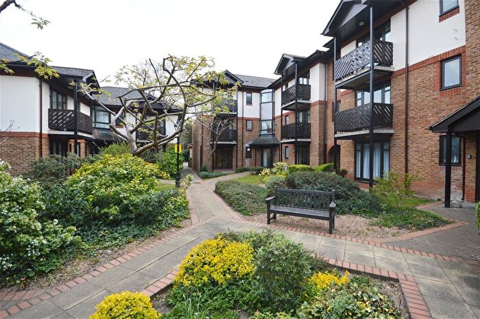 1 Bedroom Flat To Rent In Lichfield Gardens, Richmond, TW9