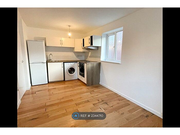 2 Bedroom Flat To Rent In Chestnut Grove, Crewe, CW1
