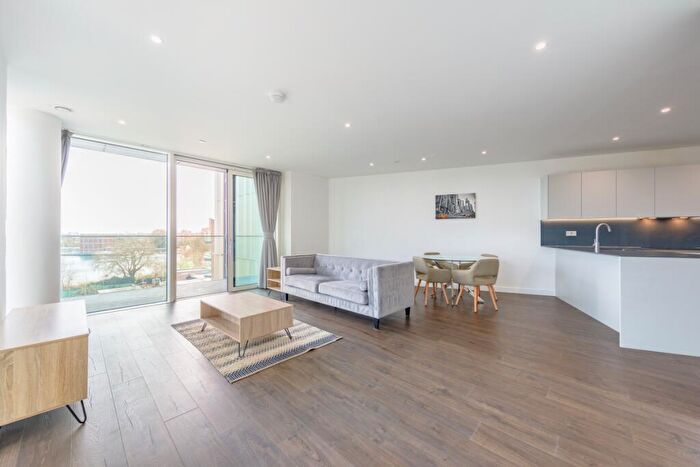 2 Bedroom Apartment To Rent In Hartingtons Court, N4