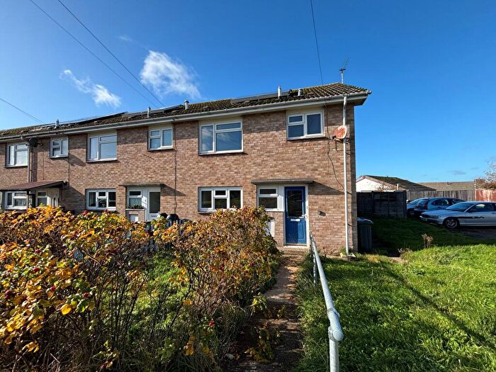 3 Bedroom Semi Detached House For Sale In Solent Gardens, Isle Of Wight, PO40