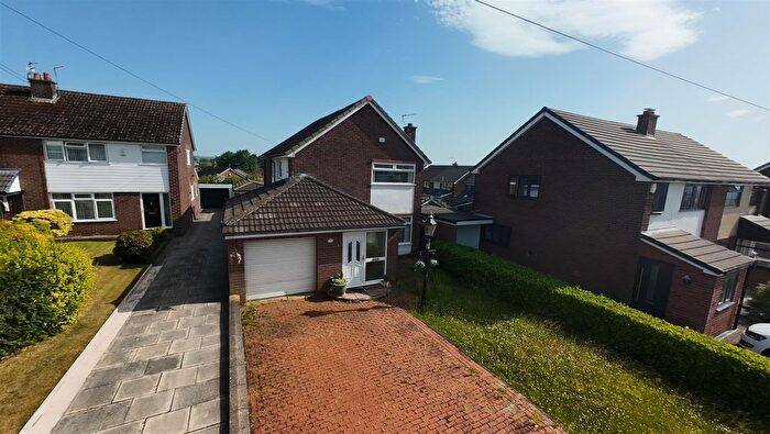 4 Bedroom Detached House For Sale In Norwich Close, Dukinfield, SK16