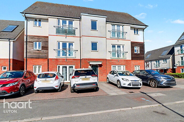 2 Bedroom Flat For Sale In Digby Close, Luton, LU4