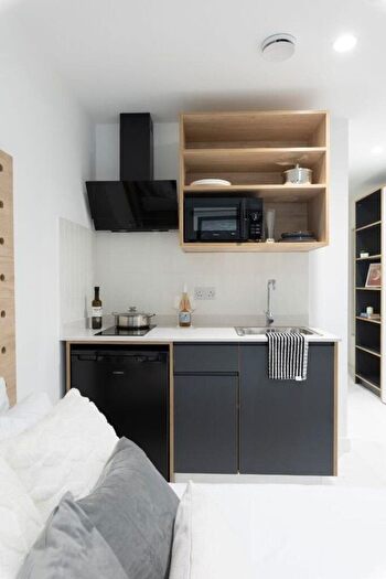 Studio To Rent In Commercial Road, London, E14
