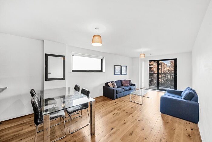 2 Bedroom Apartment To Rent In Chi Building, Crowder Street, E1