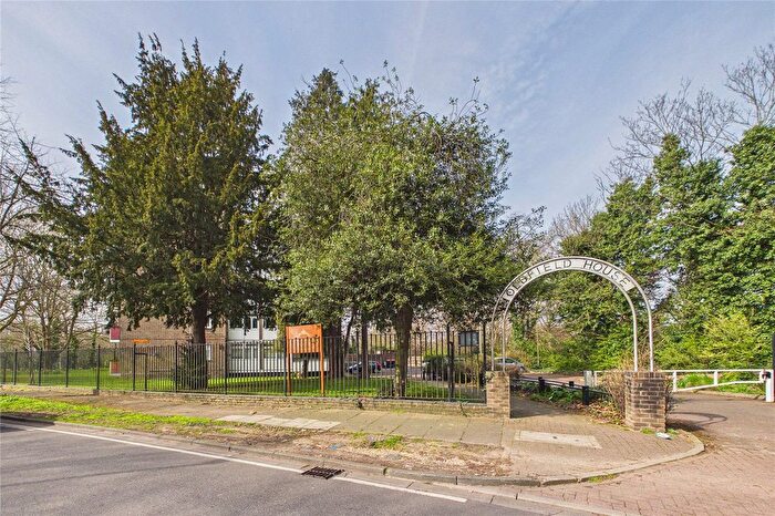 2 Bedroom Flat To Rent In West Drive, London, SW16