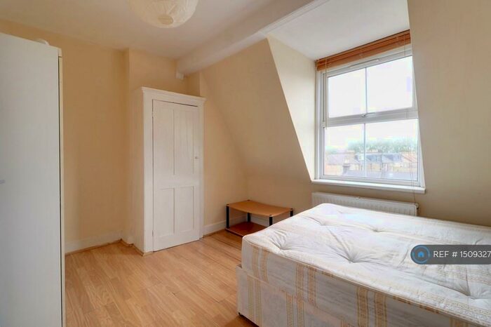 4 Bedroom Flat To Rent In Stoke Newington High Street, London, N16