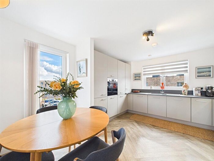 2 Bedroom Apartment To Rent In Meadowsweet Drive, Edinburgh, Midlothian, EH4