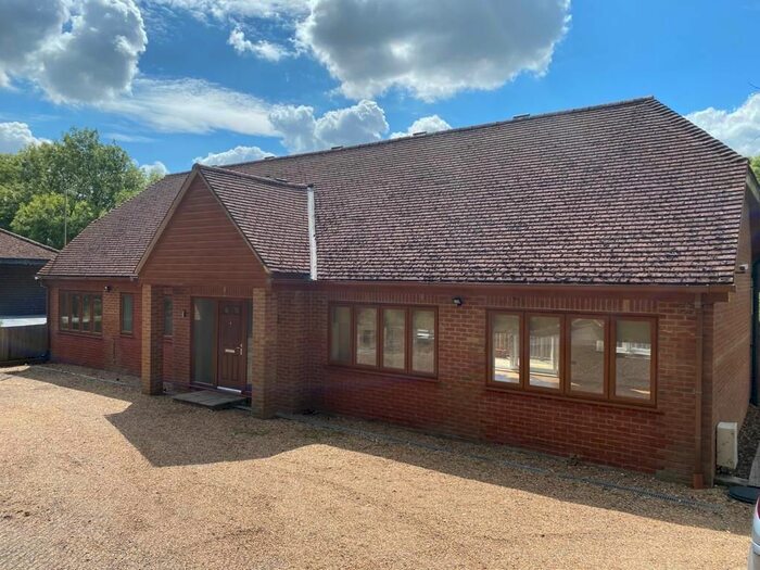 4 Bedroom Bungalow To Rent In Foxendown Lane, Meopham, Gravesend, DA13