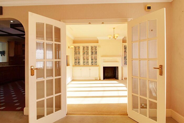 4 Bedroom Detached House For Sale In Brookmans Avenue, Brookmans Park, Hatfield, AL9