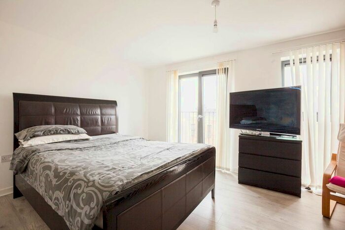 3 Bedroom Flat To Rent In Crawshay Road, Oval, London, SW9