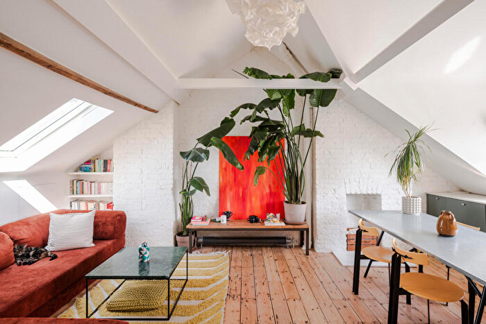 2 Bedroom Apartment For Sale In Cranwich Road, London, N16