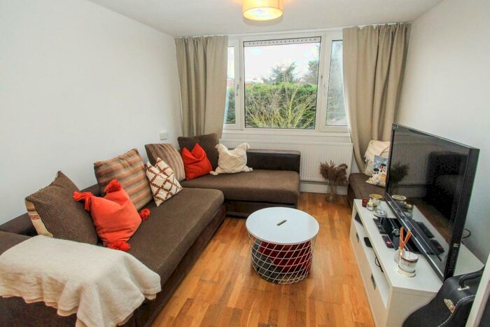 2 Bedroom Maisonette To Rent In Raylodge Road, Woodford, IG8