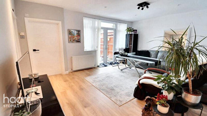 5 Bedroom Bungalow For Sale In Clevedon Road, Luton, LU2