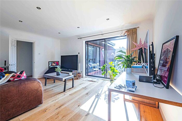 2 Bedroom Flat To Rent In Tweed Close, Berkhamsted, Hertfordshire, HP4