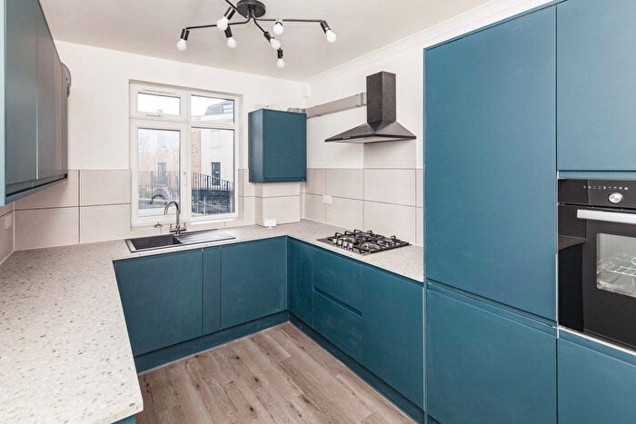 3 Bedroom Flat To Rent In Grove Lane, London, SE5