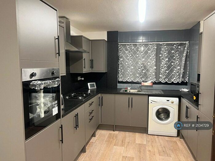 3 Bedroom Terraced House To Rent In Maple Close, Salford, M6
