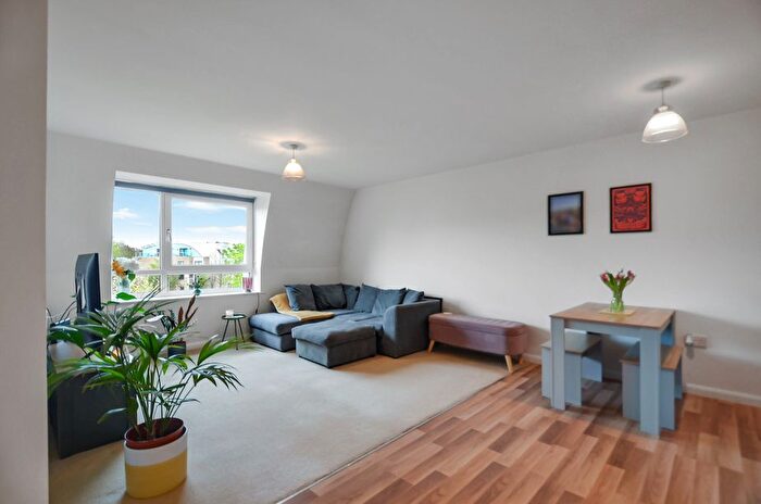2 Bedroom Flat For Sale In Mead Lane, Hertford, SG13
