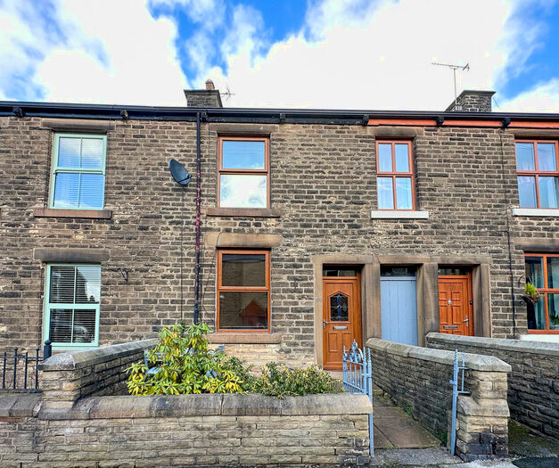 2 Bedroom Terraced House To Rent In Pikes Lane, Glossop, SK13