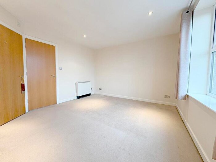 2 Bedroom Flat For Sale In Valley Drive, Harrogate, HG2