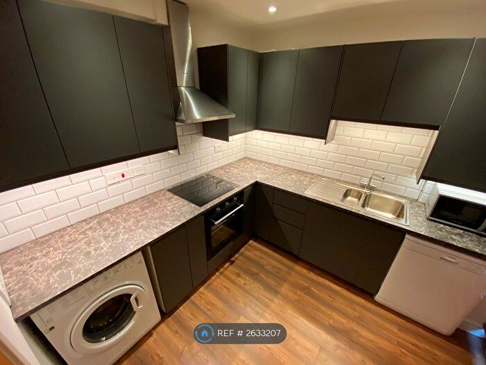 3 Bedroom Flat To Rent In Cable Street, London, E1